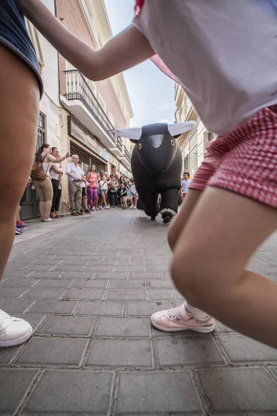 モンティホ スペイン 2018 子供のブルズの実行しています 膨脹可能な闘牛の子供のためのパーティー — ストック写真