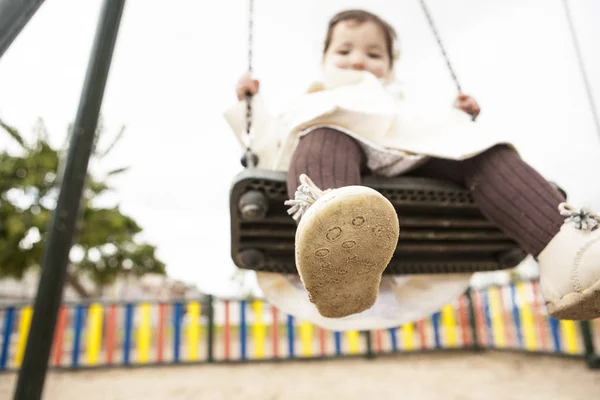 Menina Bebê Feliz Divertindo Balanço Inverno Dirty Crianças Sapatos Conceito — Fotografia de Stock