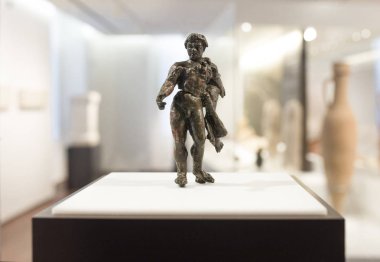 Malaga, İspanya - 21 Eylül 2018: Herkül-Melqart küçük bronz heykelcik. Malaga Müzesi, İspanya