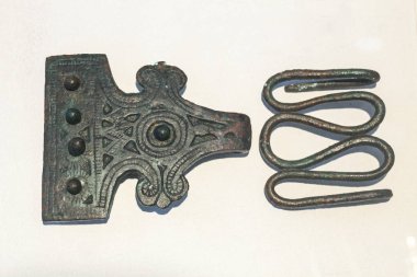 Huelva, İspanya - 02 Temmuz 2018: Bronz tartessian broş, Arkeoloji Müzesi ile ilgili bu madde, Endülüs, İspanya