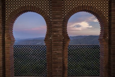 At nalı kemer pencere Comares Köyü'nde. Yukarı Pueblo blanco Malaga hill dağlarda, Endülüs, İspanya