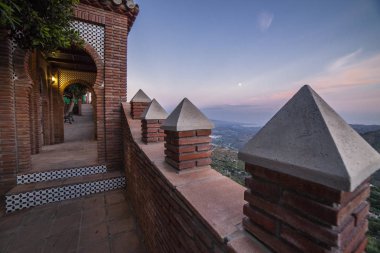 Kırmızı tuğla çevreye duvar Comares Köyü'nde. Yukarı Pueblo blanco Malaga hill dağlarda, Axarquia, İspanya