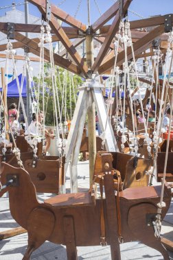 Badajoz, İspanya: 29 Eylül: ahşap insan yeti atlıkarınca Badajoz Almossassa Festivali'nde. Müslüman ihtişam tarihsel canlandırma geçmiş şehir