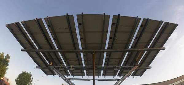 Painel Fotovoltaico Urbano Com Rastreador Solar Colocado Livre Edifício Dispositivos — Fotografia de Stock