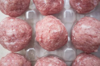 Domuz eti et topları onun paketi. Genel gider closeup görünümü