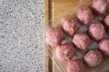 Domuz eti köfte. Paket kesme tahtası üzerine