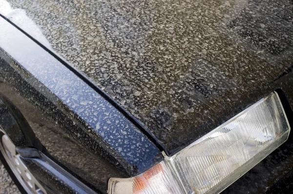 Regenstaub Tropft Flecken Über Die Autoaußenseite Nahaufnahme — Stockfoto