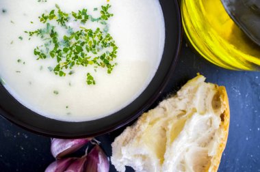 Ajoblanco o beyaz gazpacho, Güney İspanya'dan popüler soğuk çorba. Üstten görünüm