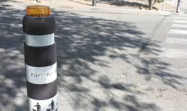 Yaya geçidi trafik kutup kör insanlar için. Zemin ve auditive sistem üzerinde ortaya çıkan aydınlatma