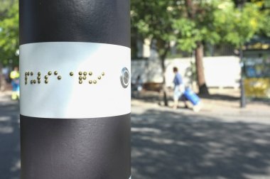 Yaya geçidi trafik kutup kör insanlar için. Zemin ve auditive sistem üzerinde ortaya çıkan aydınlatma