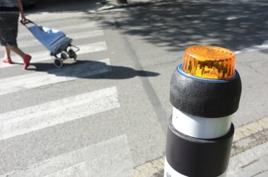 Yaya geçidi trafik kutup kör insanlar için. Zemin ve auditive sistem üzerinde ortaya çıkan aydınlatma