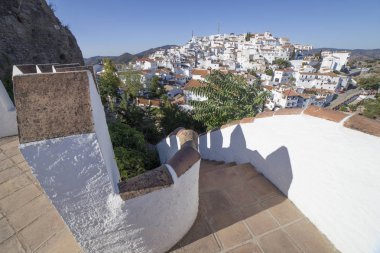 Comares cityscape. Malaga hill dağlarda, Endülüs, İspanya beyaz köyü yukarı. Panoramik görünüm