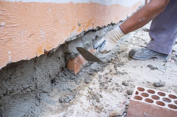 Bricklayer Laying Brick Cover Hole Wall Closeup — Stock Photo, Image