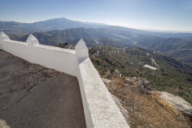 Comares cityscape. Malaga hill dağlarda, Endülüs, İspanya beyaz köyü yukarı. Panoramik görünüm
