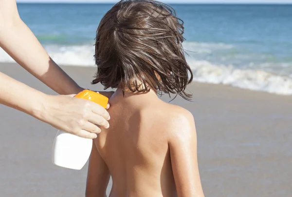 Mother Applying Sunblock Cream Spray Gun Her Daughter Back Idyllic — Stock Photo, Image