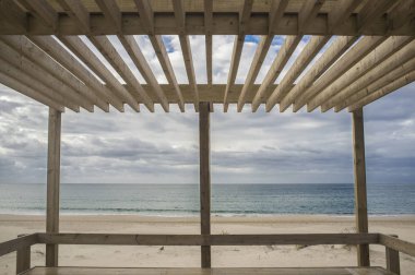 Ahşap yaya köprüsü pergola yapı. Monte Gordo beach, Vila Real de Santo Antonio, Portekiz
