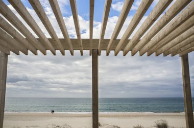 Ahşap yaya köprüsü pergola yapı. Monte Gordo beach, Vila Real de Santo Antonio, Portekiz