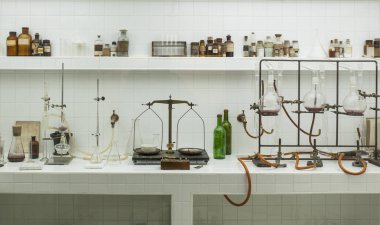 Eski vintage şarap laboratuvar. Tezgah araçları tam