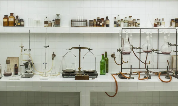 Oude Vintage Wijn Laboratorium Aanrecht Vol Met Instrumenten — Stockfoto