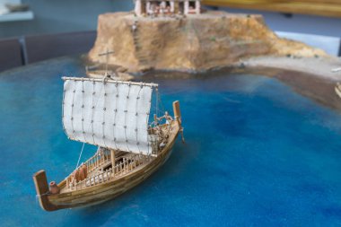 Cartagena, İspanya - 14 Eylül 2018: Fenike tasvir Diorama gemi kümeleri Arqua, Ulusal Sualtı Arkeoloji Müzesi, kıyıdan yelken