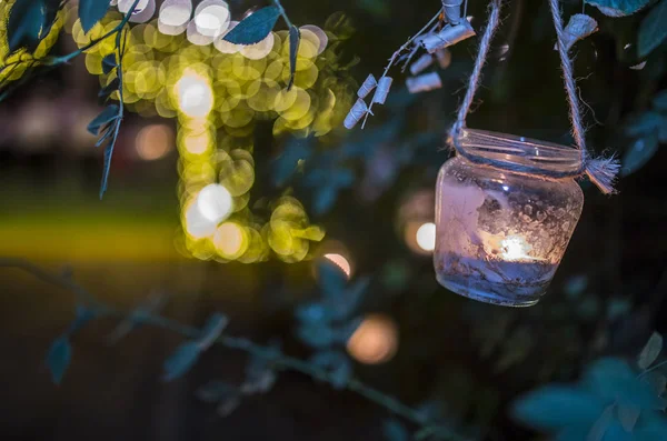 Hängande Glas Med Ljus Natten Bröllop Part Trädgård Belysta Bokeh — Stockfoto