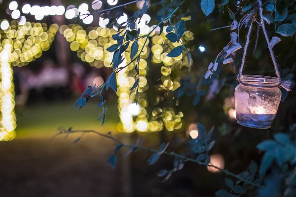 Hängande Glas Med Ljus Natten Bröllop Part Trädgård Belysta Bokeh — Stockfoto