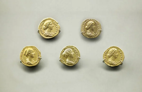 西班牙梅里达 2018年8月25日 罗马硬币描绘的傅天娜的半身像年轻 西班牙梅里达国家罗马艺术博物馆 — 图库照片