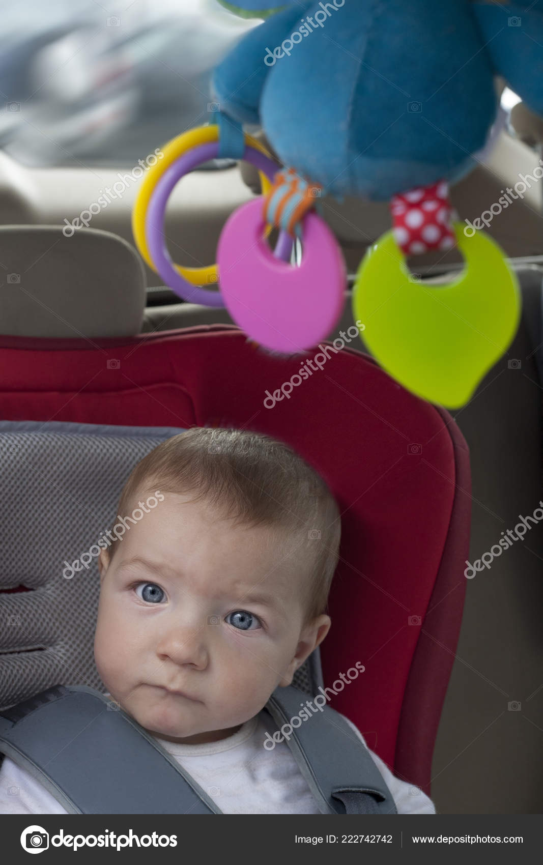 Bebe Garcon Assis Dans Siege Auto Pour Enfant Avec Hochet Image Libre De Droit Par Heritagepics C