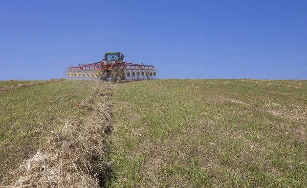 Tractor Raking Hay Sloped Ground Back View — Stock Photo, Image