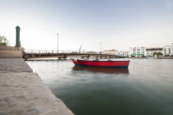 Łódź Rybacka Czerwony Przy Słabych Wiatrach Pobliżu Tavira Town Algarve — Zdjęcie stockowe