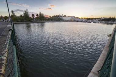 Tavira manzarası günbatımı kasaba askeri Köprüsü, Algarve, Portekiz