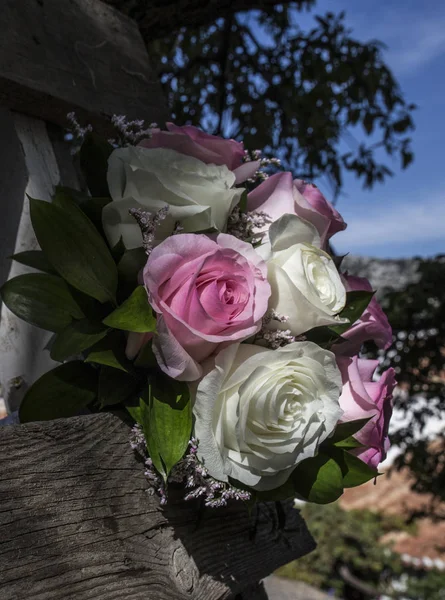 Bouquet Sposa Con Rose Rosa Bianche Scala Legno Intemperie Sfondo — Foto Stock