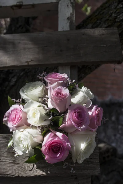 Bukiet Ślubny Róż Białych Róż Wyblakły Drabiny Drewniane Hiszpański Kraju — Zdjęcie stockowe
