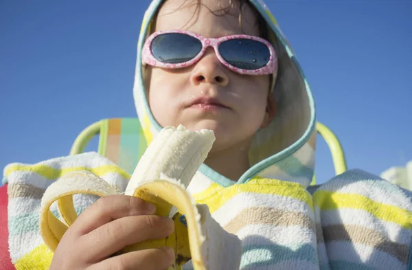 Niño Años Con Toalla Poncho Con Capucha Está Comiendo Plátano — Foto de Stock