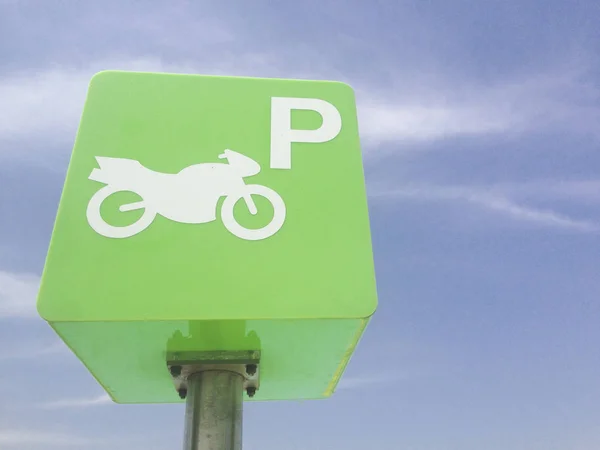 Señal Verde Del Polo Del Parque Reservado Motocicleta Contra Cielo —  Fotos de Stock