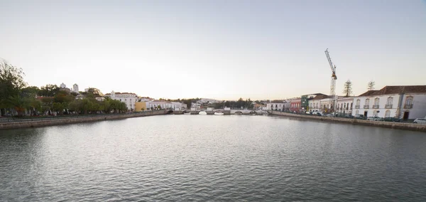 塔维拉全景从镇军事桥梁到罗马桥 阿尔加维 葡萄牙 — 图库照片