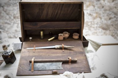 Gladyatörler tedavisi için cerrahi aletler Antik Roma'da. Tarihi yeniden yapılanma