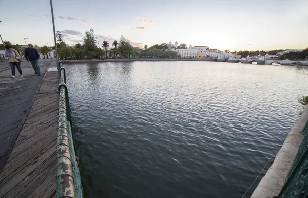 Tavira Portugal Oktober 2018 Menschen Überqueren Die Militärbrücke Der Stadt — Stockfoto