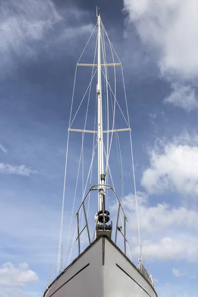 Segelboot Bug Über Blauen Bewölkten Himmel Niedriger Winkel Frontansicht — Stockfoto