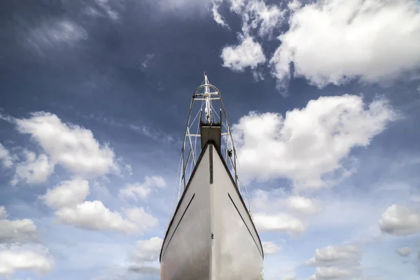 Segelboot Bug Über Blauen Bewölkten Himmel Niedriger Winkel Frontansicht — Stockfoto