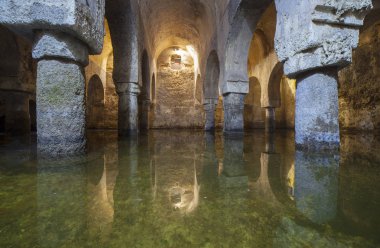 Caceres, İspanya - 12 Kasım 2018: Caceres 'deki Fas sarnıçı. Bu bina İspanya 'daki Müslüman yönetimindeki bir camiydi.