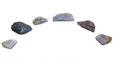 Flints sickless Neolitik üzerinden. Siyah arka plan üzerinde izole tarım Lithik aracı