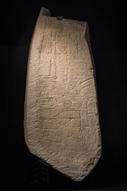Cordoba, İspanya - 8 Eylül 2018: Mezar Ategua stel, Geç Tunç Çağı, Cordoba. Arkeolojik Crdoba Müzesi, İspanya