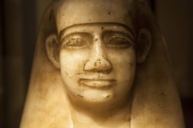 Madrid, İspanya - 24 Şubat 2017: Koysa kavanoz Mnewer boğa Antik Mısır'dan Madrid Milli Arkeoloji Müzesi, 26 Hanedanı