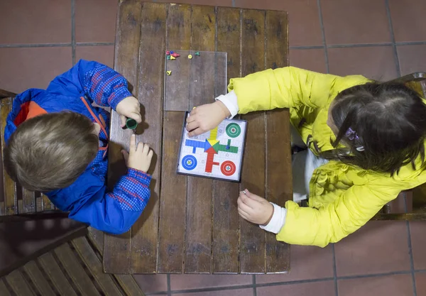 弟木製ヴィンテージ テーブルの上 Parchis を再生します オーバーヘッドのビュー 伝統的なボードゲーム — ストック写真