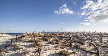 Demir mezarlığı. Ölü balıkçı orkinos sanayi Portekiz için abide. Baril beach, Santa Luzia, Algarve 