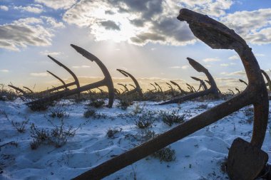 Demir mezarlığı. Ölü balıkçı orkinos sanayi Portekiz için abide. Baril beach, Santa Luzia, Algarve 