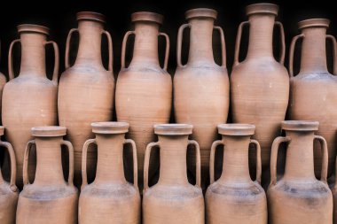 Antik Roma amphoralarına depolandığı gemi eski zamanlarda ticaret tutun. Üzerinde siyah izole