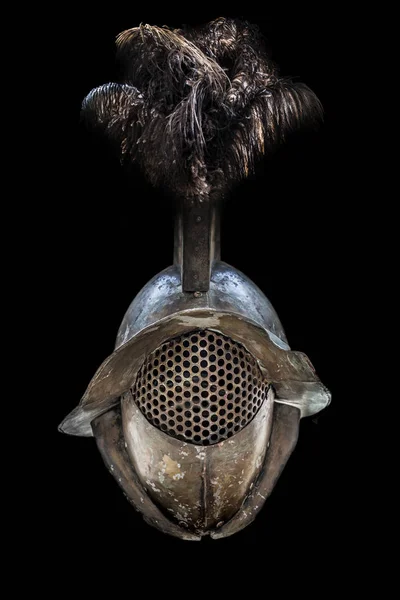 ダチョウの羽で飾られた剣闘士兜 古代ローマの剣闘士の再建 黒の上分離 — ストック写真