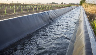 Beton sulama kanalı, düşük Guadiana toprakları,: Extremadura, Spain su yalıtımı artırmak için kauçuk ile kaplı